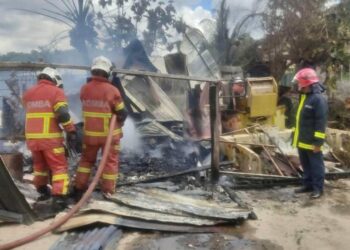 ANGGOTA Bomba memadam kebakaran membabitkan enam buah rumah di Kampung Pulutan, Menggatal di Kota Kinabalu semalam