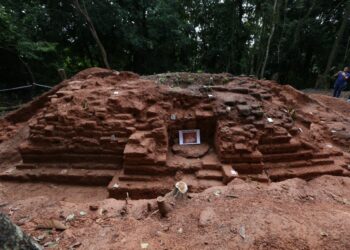 Satu daripada dua arca Buddha yang ditemukan oleh kumpulan penyelidik PPAG, USM, Pulau Pinang di Tapak Arkeologi Bukit Choras, di sini, baru-baru ini.