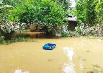 KEADAAN rumah Siti Aishah Mohd Sabri yang masih ditenggelami air akibat banjir kilat di Kampung Charuk Akar, Mukim Tawar, Baling.