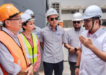 AKMAL NASRULLAH Mohd. Nasir (kanan) mendengar taklimat pegawai PR1MA dan pihak kontraktor ketika lawatan kerja di projek Residensi Melaka Tengah 2 di Pokok Mangga, Melaka. - UTUSAN/MUHAMMAD SHAHIZAM TAZALI