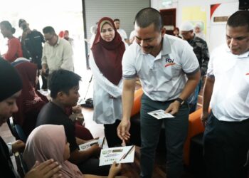NAZRUL Mansor (tengah) menghulurkan sumbangan kepada sebahagian saudara baharu Islam di di sekitar Nabawan dan Kundasang, Sabah, semalam.