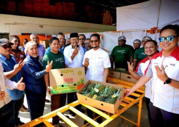 SHEIKH Umar (baju putih) bersama sebahagian peserta program Ladang Kontrak anjuran LPNM.