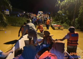 PENDUDUK dipindahkan menggunakan bot oleh APM setelah rumah mereka dinaiki air akibat banjir kilat di Baling.