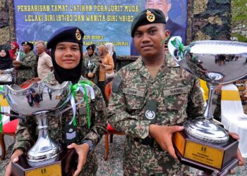 FADDRY Izhan Norhan (kanan) dan Nur Faraain Md bersama piala anugerah yang diterima sebagai perajurit muda terbaik pada Majlis Perbarisan Tamat Latihan Perajurit Muda Lelaki 197/23 dan Wanita Siri 48/23 yang berlangsung di Padang Kawad, Pusasda, Port Dickson hari ini.-UTUSAN/MOHD. SHAHJEHAN MAAMIN.