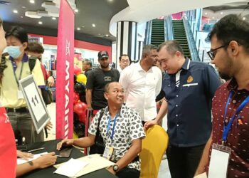 ANTHONY Loke Siew Fook (dua dari kanan) beramah mesra bersama peserta Program Kerjaya@Pengangkutan yang berlangsung di Nilai, Seremban hari ini.