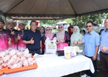 AMINUDDIN Harun (empat dari kiri) hadir pada Program Jualan Agro Madani Nismilan Prihatin di Dataran Kampung Pachitan Port Dickson hari ini.