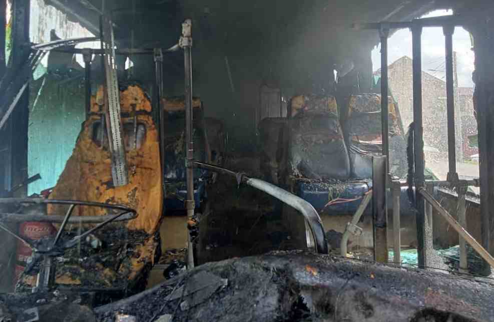 Bas tiba tiba terbakar sewaktu pemandu berhenti makan 5