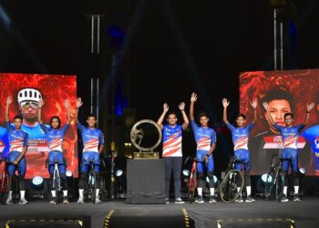 Barisan pelumba berbasikal negara lakar sejarah menjadi pasukan terbaik keseluruhan peringkat pertama Le Tour de Langkawi (LTdL) 2023 hari ini. (FOTO:AMIR KHALID/UTUSAN MALAYSIA)