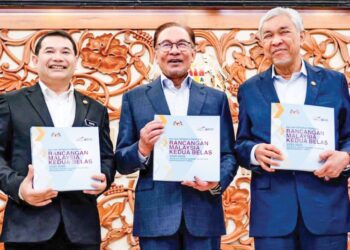 KETIKA membentangkan usul Kajian Separuh Penggal (KSP) Rancangan Malaysia Ke-12 (RMK12) baru-baru ini, Anwar Ibrahim menzahirkan cita-cita, harapan serta komitmen kerajaan untuk memulihkan imej negara di peringkat antarabangsa sekali gus mengangkat darjat menjadi sebuah negara bermaruah dan antirasuah.
– FB Anwar Ibrahim