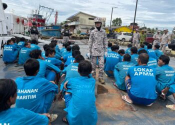 KHAIRUN Dalilah Baharin (tengah) ketika membuat pemeriksaan tahan nelayan asing Vietnam di Ibu Pejabat APMM di Tok Bali, Pasir Puteh, Kelantan hari ini.UTUSAN/TOREK SULONG