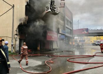 PASUKAN bomba sedang berusaha memadamkan kebakaran melibatkan sebuah kedai aksesori di Jalan Kuala Krai, Kota Bharu, Kelantan hari ini.- UTUSAN/ ROSLIZA MOHAMED.