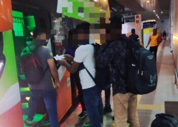 SEBAHAGIAN pendatang asing tanpa izin (PATI) yang ditahan polis semasa menaiki sebuah bas ekspres  semasa Op Cantas di tepi jalan berhadapan Ibu Pejabat Polis Daerah (IPD) Gua Musang, Kelantan, kelmarin.IHSAN POLIS