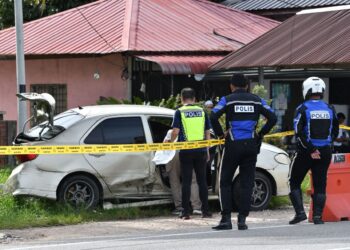 KENDERAAN yang dinaiki suspek ditemukan terbabas di Tok Bok, Labok, Machang, Kelantan hari ini-UTUSAN/KAMARUL BISMI KAMARUZAMAN
