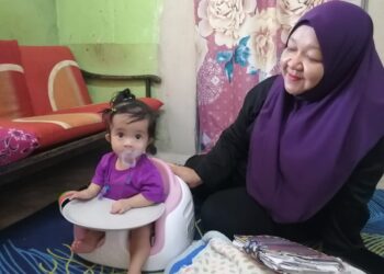 SUNIRA Musaraini Mustaffa menemani Qaseh Nurhawa yang menghidap pelbagai komplikasi penyakit di rumah mereka di Kampung Bukit Kolam, Hulu Terengganu. - UTUSAN/NOOR HAYATI MAMAT