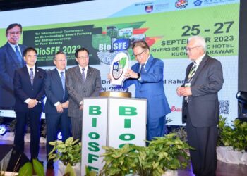 : ABANG Johari Tun Openg (dua dari kanan) melancarkan simbolik perasmian Persidangan Antarabangsa Pertama Bioteknologi, Perladangan Pintar dan Keusahawanan untuk Keselamatan Makanan (BioSFE 2023) di Kuching hari ini.