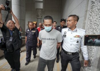 MUHAMMAD Izzatul Shafik Mozahari dibawa oleh anggota polis ke Mahkamah Majistret Putrajaya bagi menghadapi pertuduhan memandu secara berbahaya. -  UTUSAN/FAISOL MUSTAFA