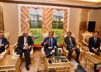 ABANG Johari Tun Openg (tengah) bercakap kepada pemberita selepas  merasmikan Persidangan Antarabangsa Pertama Bioteknologi, Perladangan Pintar  dan Keusahawanan Untuk Keselamatan Makanan (BioSFE 2023) di Kuching, Sarawak hari ini.