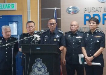 AZMAN Ahmad Sapri (tengah) bercakap dalam sidang media di IPK Kuching berhubung laporan warganegara Sarawak yang menjadi mangsa tawaran kerja di luar negara sebagai scammer di Myanmar.