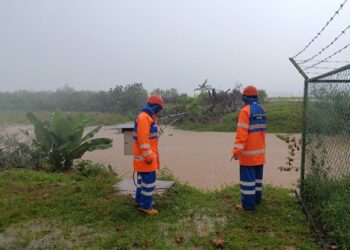 ANGGOTA Pertahanan Awam Daerah Yan membuat pemantauan kenaikan paras air di Sungai Perupok.