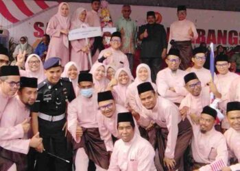 MANSOR Zakaria (belakang, dua kanan) bergambar bersama dengan kontijen Pejabat Daerah dan Tanah yang memenangi pertandingan perarakan kategori kerajaan sempena sambutan Hari Kebangsaan  kali ke-66 Peringkat Daerah Baling, Kedah baru-baru ini. – UTUSAN/NORLIA RAMLI