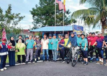 LWI Kian Keong (tengah berbaju putih) bergambar dengan peserta sebelum Program Kayuhan Rahmah di Taman Seroja, Sepang. – UTUSAN/AMREE AHMAD.