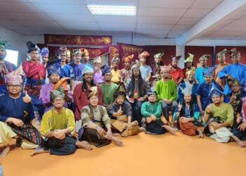 PESERTA Bengkel Pengenalan Destar bergambar secara beramai-ramai dengan sarung kepala dihasilkan di Shah Alam, baru-baru ini. – UTUSAN/AMREE AHMAD