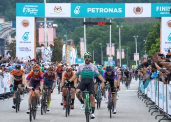 KUALA LUMPUR, 26 SEPTEMBER 2023 - Pelumba dari Pasukan Caja Rural Seguros RGA, Daniel Babor (jersi hijau putih) muncul juara bagi perlumbaan Peringkat 4 dari Bukit Mertajam, Pulau Pinang menuju ke Meru Raya, Perak sejauh 140.2 km pada siri jelajah Le Tour de Langkawi (LTdL) 2023 di sini hari ini.