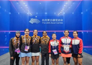 BARISAN pemain wanita, (dari kiri) Aifa, Aira, Rachel dan Sivasangari bergambar bersama pemain Nepal sebelum aksi Kumpulan B bermula pada Sukan Asia di Hangzhou, China tahun lalu.