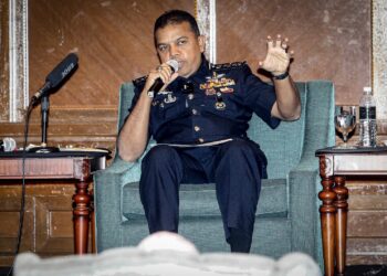 AYOB Khan Mydin Pitchay (tengah) ketika menjadi salah seorang ahli panel di Seminar Pengukuhan Keselamatan Sempadan Negara 2023 di Cyberjaya di sini, hari ini.-UTUSAN/FAIZ ALIF ZUBIR