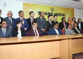 SIDANG akhbar SAARANI  Mohamad (duduk empat kanan) pada sidang Dewan Undangan Negeri (DUN) Perak, - UTUSAN/MUHAMAD NAZREEN SYAH