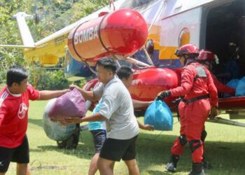 ANGGOTA pelbagai agensi membantu dalam misi bantuan kemanusiaan Salinatan-Pensiangan.