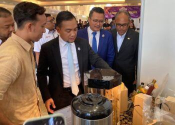 Onn Hafiz (tengah) melawat ruang pameran produk usahawan tempatan di Mini Karnival Maju Johor yang diadakan di Kota Iskandar, Iskandar Puteri, hari ini.