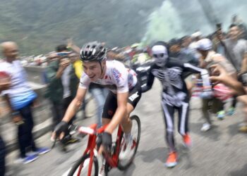 KUALA LUMPUR, 27 SEPTEMBER 2023 - Gelagat sebahagian penonton yang hadir menyaksikan perlumbaan Peringkat 5 dari Slim River, Perak menuju ke Genting Highlands, Pahang sejauh 126.4 km pada siri jelajah Le Tour de Langkawi (LTdL) 2023 di sini hari ini. GAMBAR - AMIR KHALID