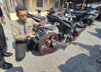 MOHAMMAD Yusoff memeriksa motosikal yang disita dalam Op Khas Motosikal 2023 di Ipoh hari ini.