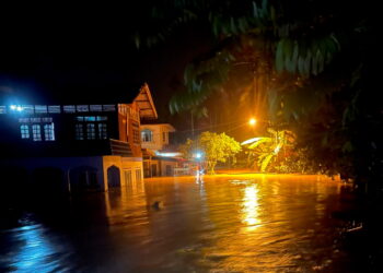 SEBUAH rumah penduduk yang dinaiki air akibat hujan lebat di sekitar Kampung Iboi, Baling.