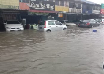 PEKAN Guar Cempedak dinaiki air setinggi hampir satu meter selepas hujan lebat berterusan sejak pukul 5.30 petang di Yan.