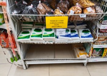 KEBANYAKAN kedai runcit dan pasar raya di Melaka hanya menetapkan had pembelian bagi setiap keluarga berbanding memaksa pelanggan membeli gula pasir premium berserta gula pasir biasa. - UTUSAN/MUHAMMAD SHAHIZAM TAZALI