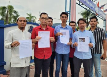 MOHAMAD Ezzat Zahrim Mohd. Hanuzi (dua dari kiri) bersama beberapa ahli AMK Negeri Kelantan menunjukkan laporan polis yang dibuat di IPD Kota Bharu di Pengkalan Chepa, Kota Bharu, Kelantan hari ini. UTUSAN/MUSTAQIM MOHAMED