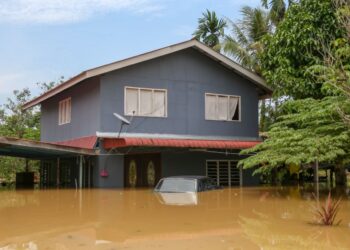 ANTARA kediaman penduduk yang ditenggelami banjir di Kampung Bukit, Derang di Pokok Sena. -UTUSAN/SHAHIR NOORDIN
