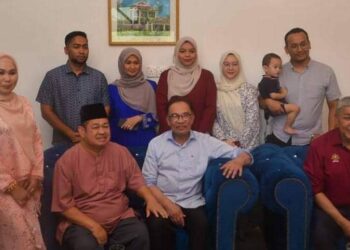 NOZULA Mat DIah (duduk kiri) bersama ahli keluarga ketika menerima kunjungan Perdana Menteri dan Timbalan Perdana Menteri di kediamannya di Gua Musang, Kelantan baru-baru ini.