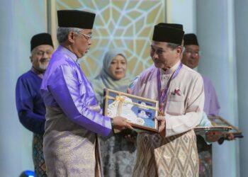 SYED Othman Syed Husin Al-Habshi dinobat penerima Anugerah Perdana Maulidur Rasul Peringkat Kebangsaan 1445H/2023. - UTUSAN/FAISOL MUSTAFA