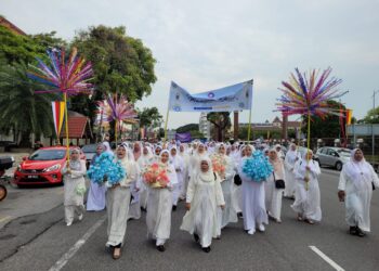 SERAMAI 700 wanita dari Geraknita Alumni 4B, Wanita UMNO Kelantan dan AWAN Kelantan menjayakan perarakan sempena Sambutan Maulidul Rasul di Kota Bharu, Kelantan hari ini. UTUSAN/MUSTAQIM MOHAMED