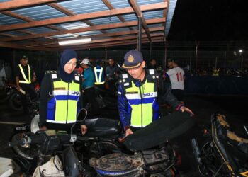 NAZILI Kadir (kanan) bersama pegawainya memeriksa motosikal yang digunakan oleh warga asing menerusi Operasi Khas Motosikal semasa sidang media di Stesen Timbang JPJ Machang, Labok, Machang, Kelantan.-UTUSAN/KAMARUL BISMI KAMARUZAMAN.