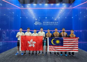 BARISAN pemain Malaysia, (dari kanan) Muhammad Addeen Idrakie Bahtiar, Syafiq, Ivan dan Eain Yow menundukkan Hong Kong 2-1 dalam aksi terakhir Kumpulan B pada Sukan Asia di Hangzhou, China, hari ini. -Ihsan SRAM