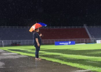 KAKITANGAN Perbadanan Stadium Kelantan melihat keadaan air bertakung di atas permukaan padang akibat hujan lebat yang menyaksikan aksi  Liga Super antara Kelantan FC Menentang Sabah FC ditunda di Stadium Sultan Muhammad Ke-IV, Kota Bharu, Kelantan malam ini/KAMARUL BISMI KAMARUZAMAN