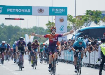 KUALA LUMPUR, 29 SEPTEMBER 2023 - Pelumba Human Powered-Health, Sasha Weemaes muncul juara peringkat ketujuh Le Tour de Langkawi (LTdL) 2023 yang berlangsung dari Muar ke Seremban pada hari ini. (FOTO: AMIR KHALID/UTUSAN MALAYSIA)