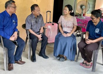 CRESSENTIA Paul (dua kanan) bersama ibunya, Damaris Sokan (kanan) meluahkan rasa bersyukur terpilih sebagai penerima Sulung 2.0 kepada Mohammad Yusof Apdal (dua kiri), di Kampung Langkawit, Papar hari ini