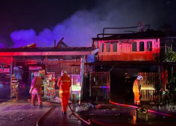 ANGGOTA bomba melakukan operasi memadam kebakaran di Kampung Sungai Korok, Jitra.