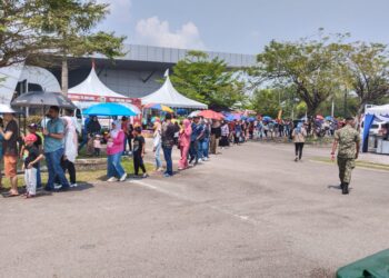 PENGUNJUNG berbaris panjang untuk membeli tiket masuk bagi menyaksikan KUAM 2023 di LTAM, Batu Berendam, Melaka. - UTUSAN/MUHAMMAD SHAHIZAM TAZALI