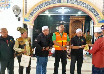 ROZI Abdul Ghani menyampaikan gimik penyerahan al-Quran kepada seorang imam sambil diperhatikan Mas Imran Adam (tiga dari kanan) di sekitar Lombok.